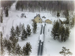ZOTTO Station im März 2015. Neben einem klimatisierten Bunker für die Instrumente und Messgeräte, verfügt die Station über mehrere Wohnhäuser. Der Laubengang verbindet die Station mit dem Fuß des Turms, so dass die Mitarbeiter vor herabfallendem Eis geschützt werden.