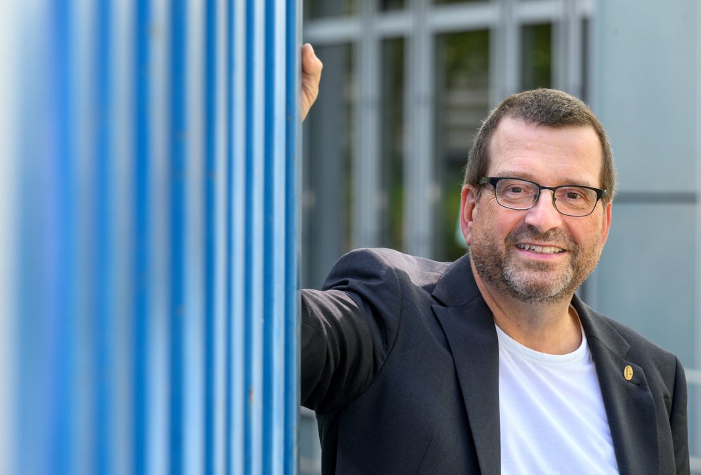 J Marotzke vor der Fassade des Institutsgebäudes